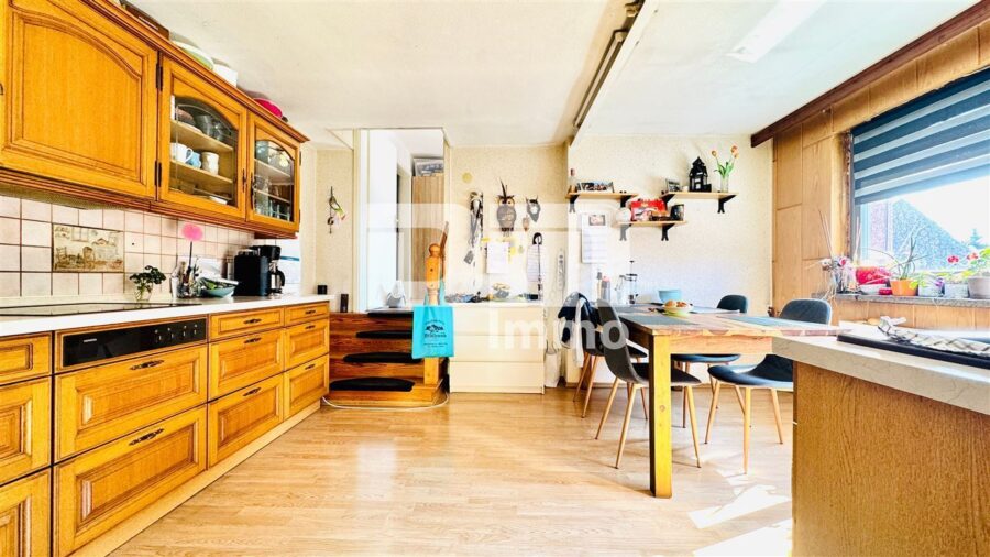 Schönes Wohnhaus mit Doppelgarage, Terrasse und Nebengelass in Traumlage - OG / DG Küche / EBK